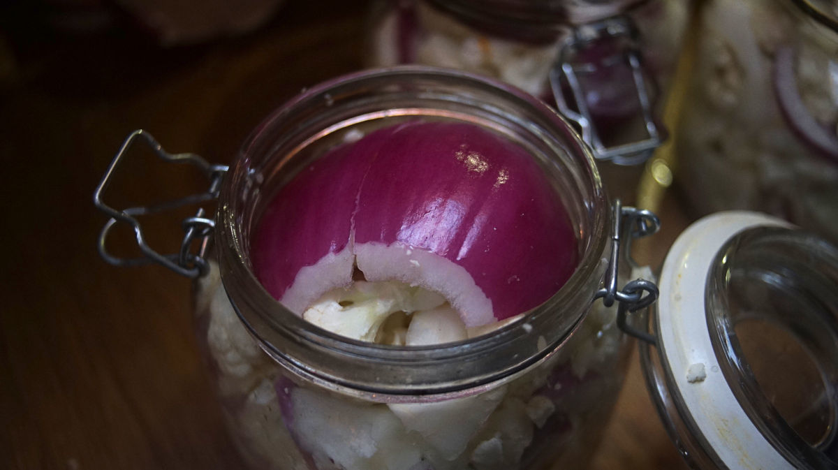 a slice of onion keeping cauliflower down